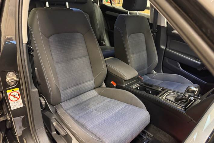 Grå VW Passat fra 2021