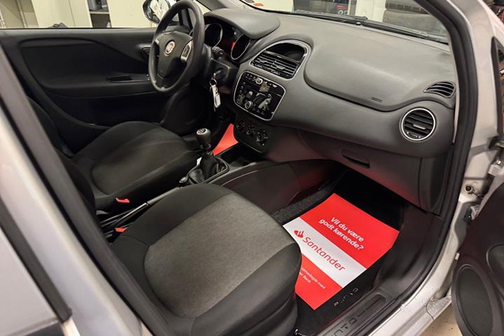 Sølv Fiat Punto fra 2016