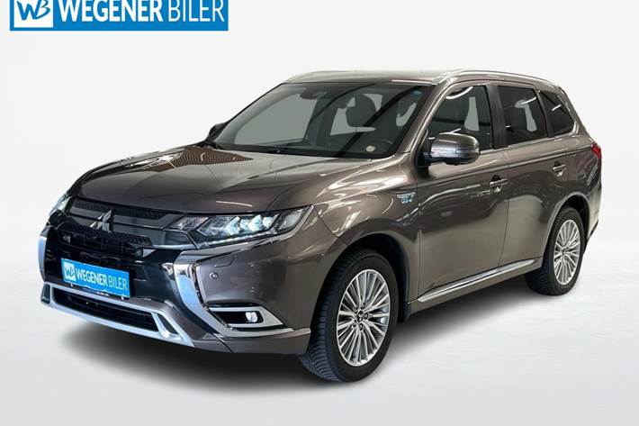 Brun Mitsubishi Outlander fra 2020 set udefra
