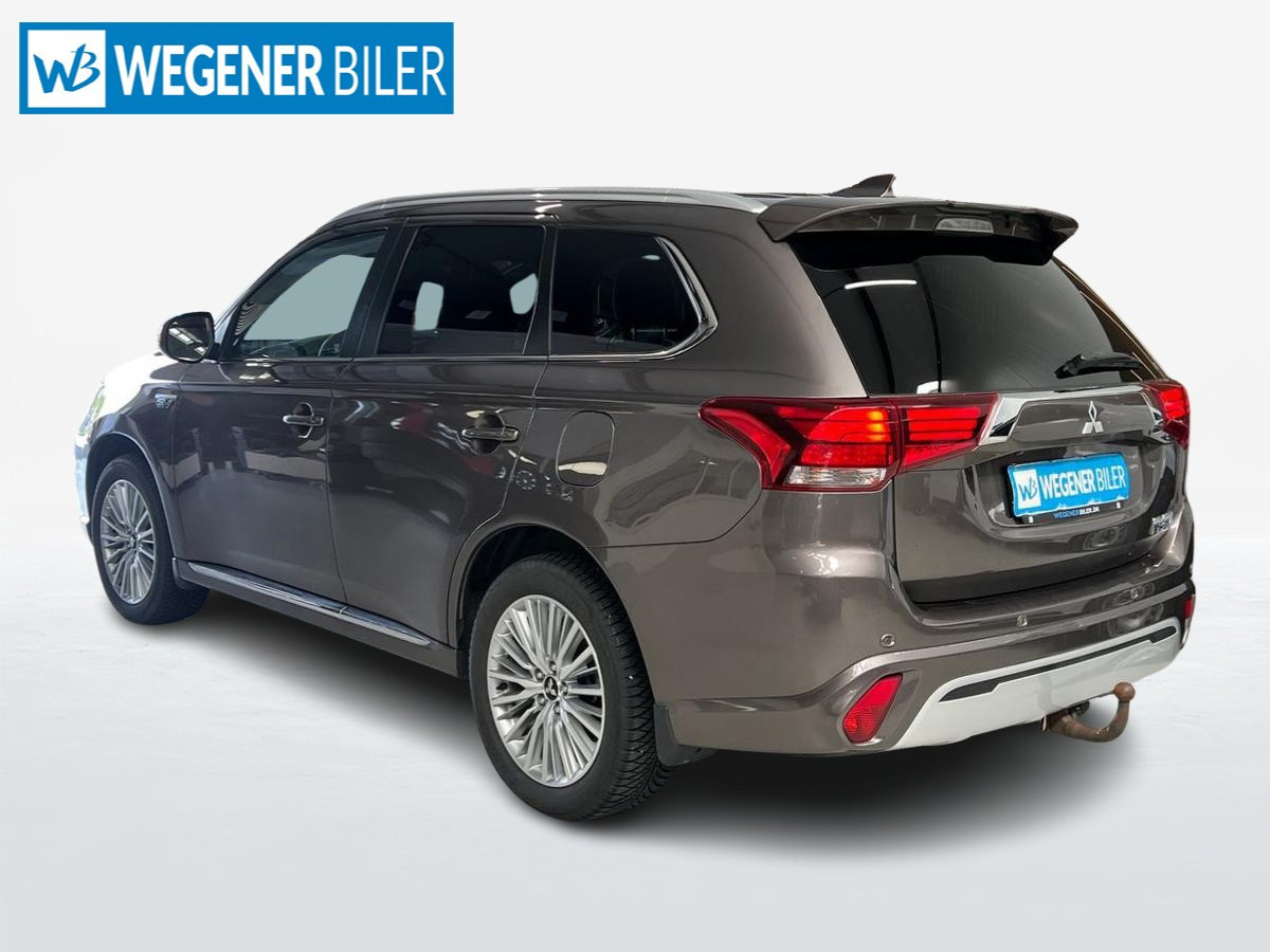 Brun Mitsubishi Outlander fra 2020