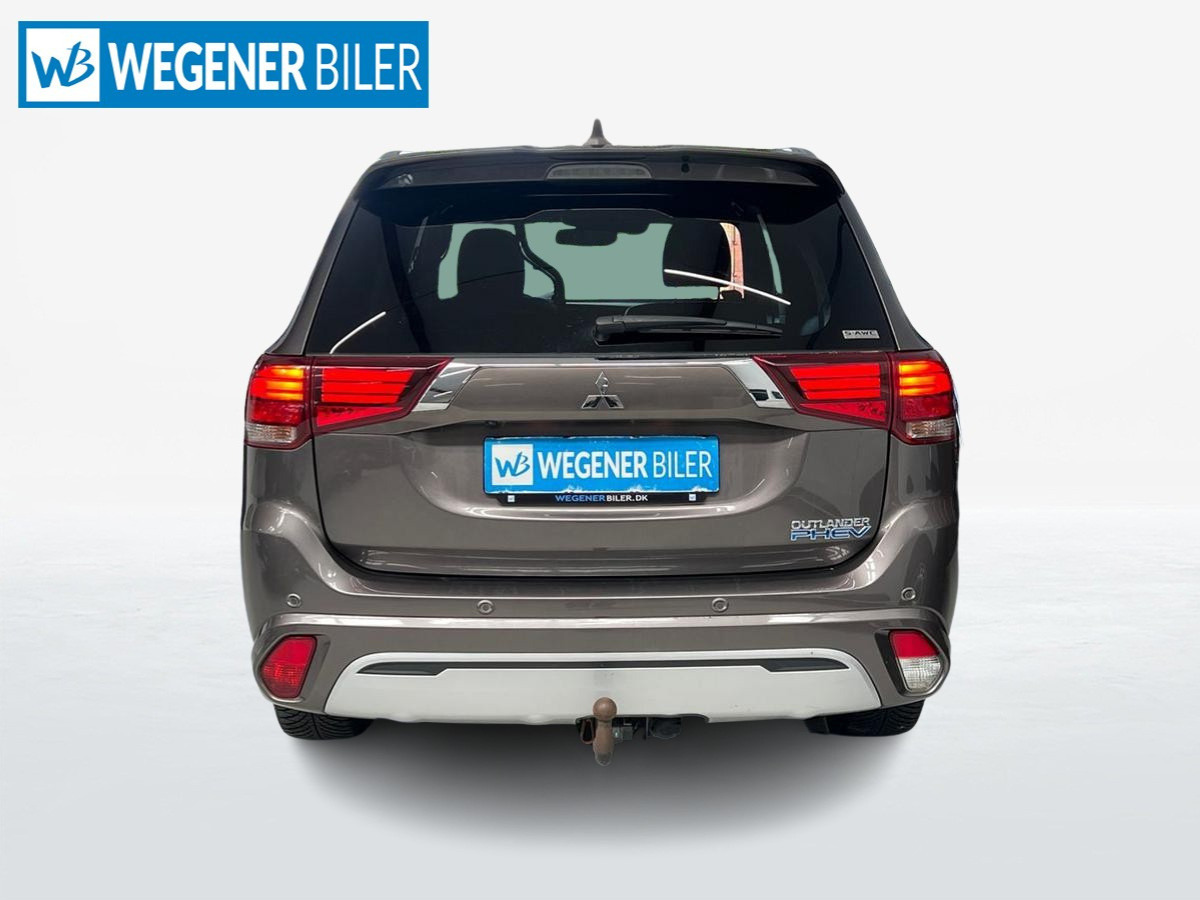 Brun Mitsubishi Outlander fra 2020