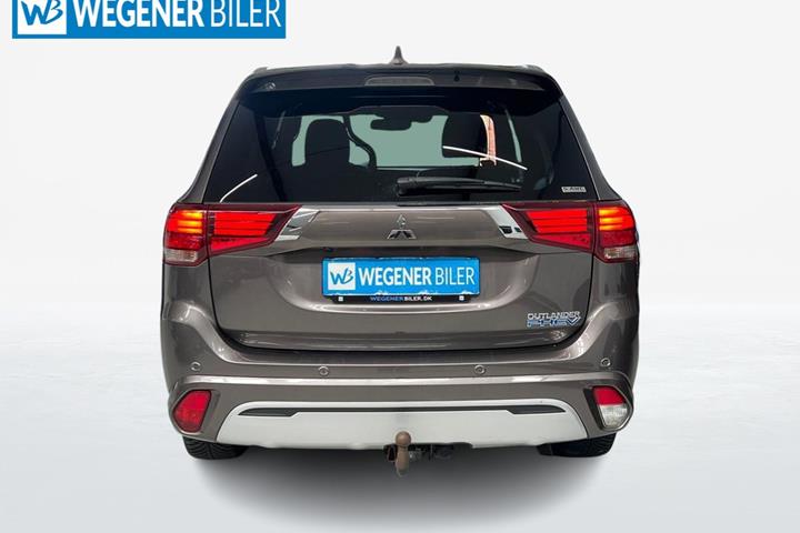 Brun Mitsubishi Outlander fra 2020