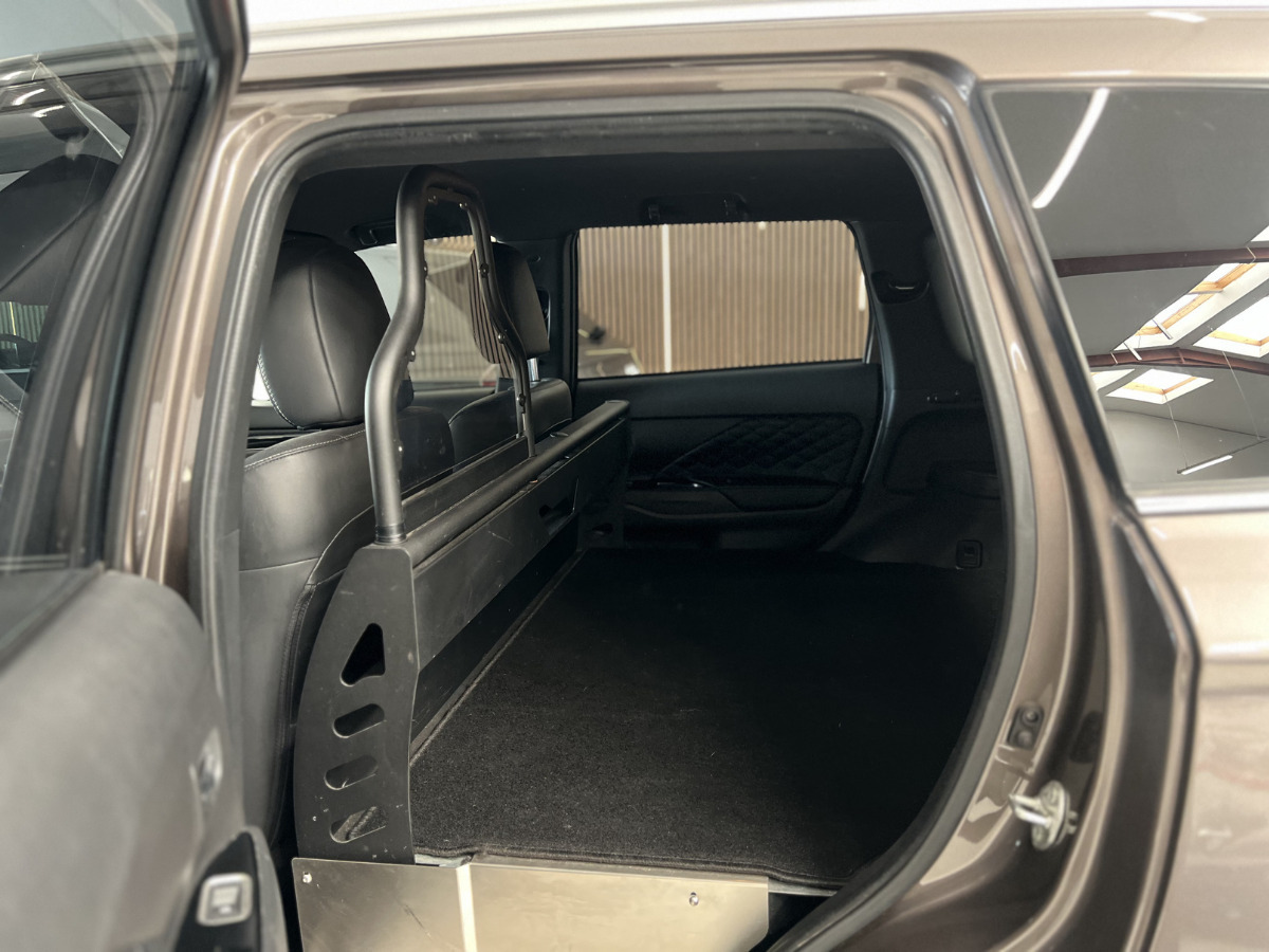 Brun Mitsubishi Outlander fra 2020