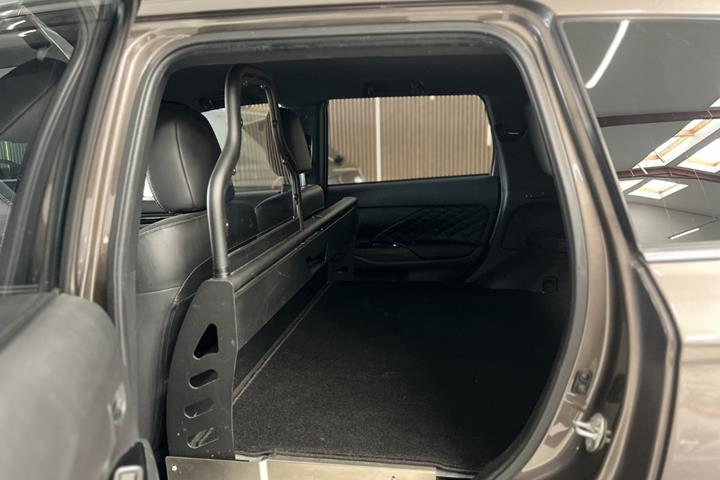 Brun Mitsubishi Outlander fra 2020