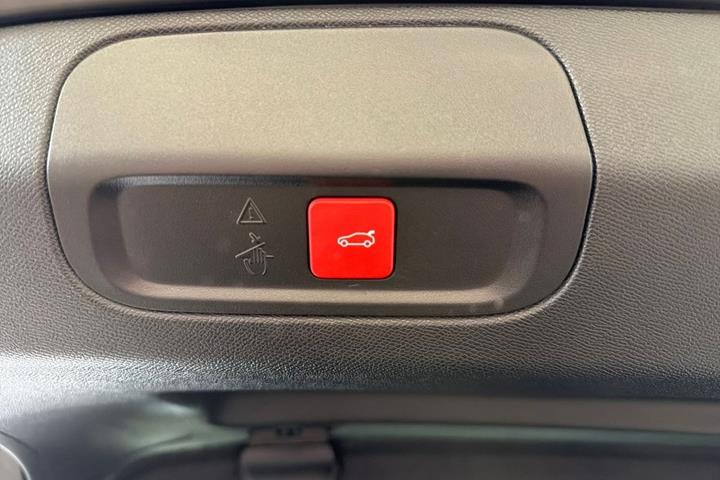 Hvid Peugeot e-408 fra 2025