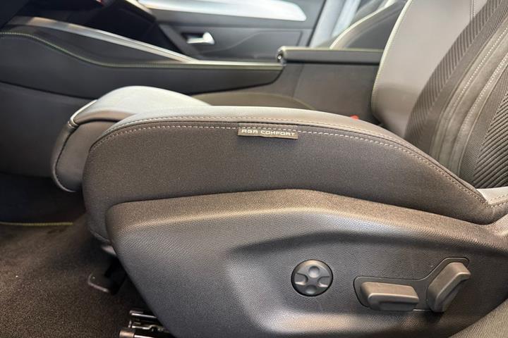 Hvid Peugeot e-408 fra 2025