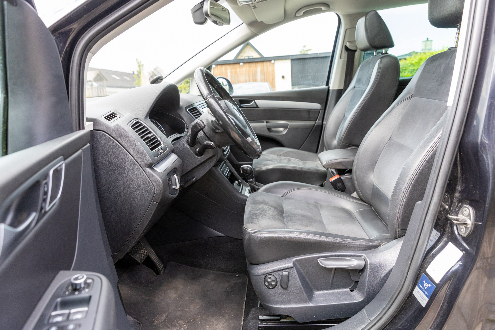 Sort VW Sharan fra 2011
