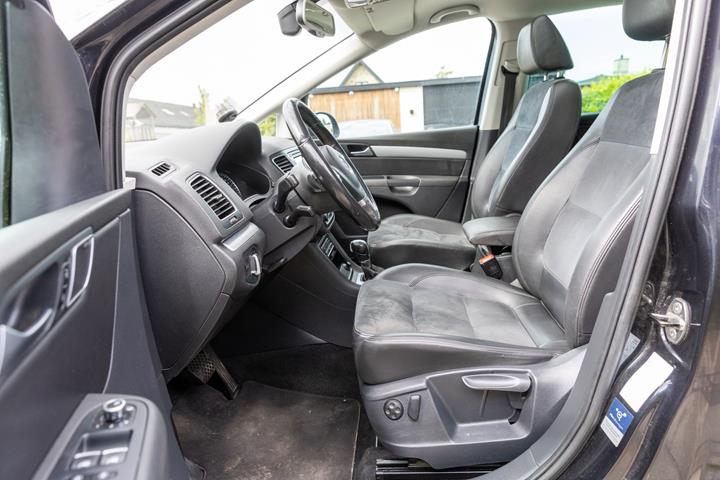 Sort VW Sharan fra 2011