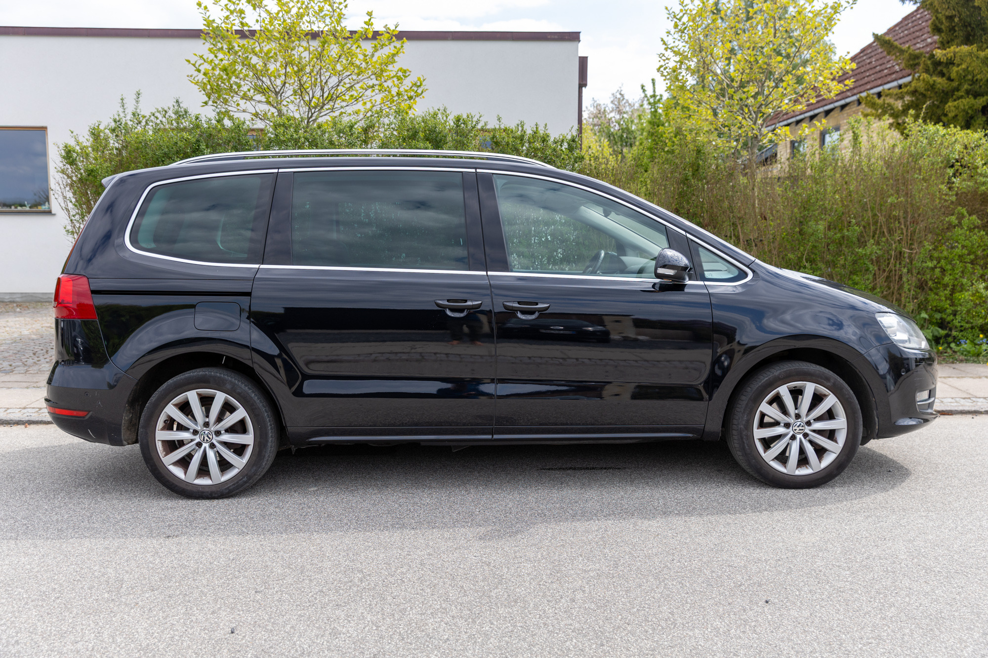 Sort VW Sharan fra 2011