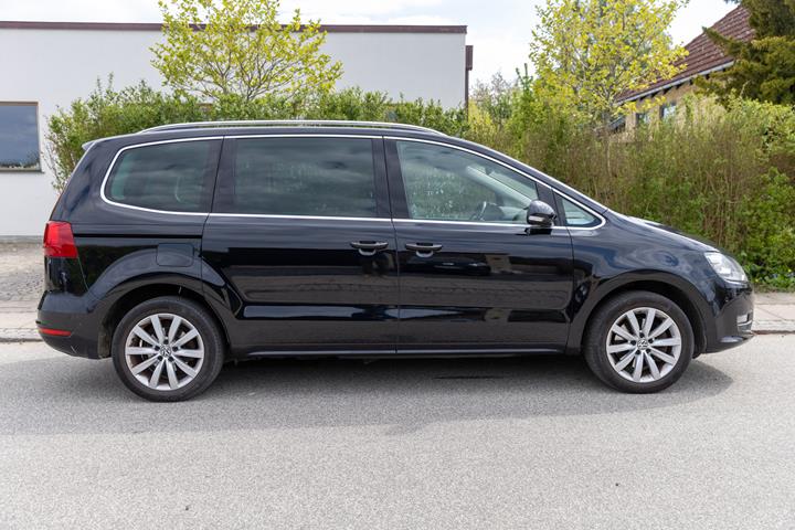 Sort VW Sharan fra 2011
