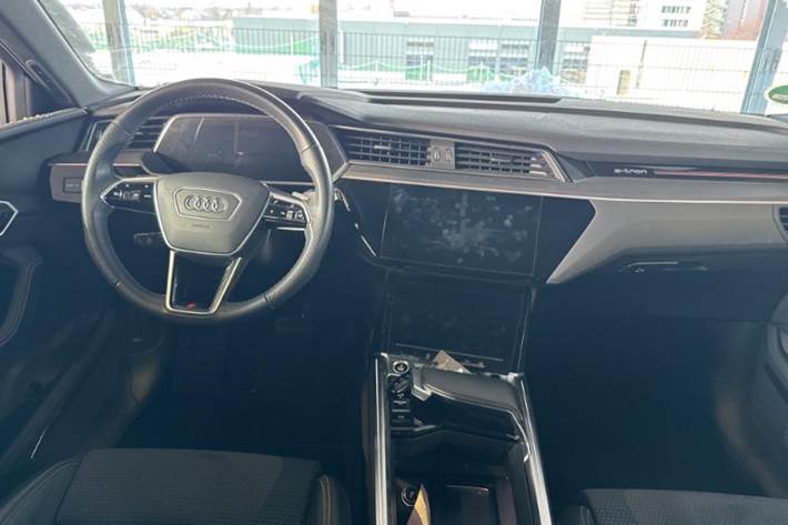 Grå Audi e-tron fra 2023