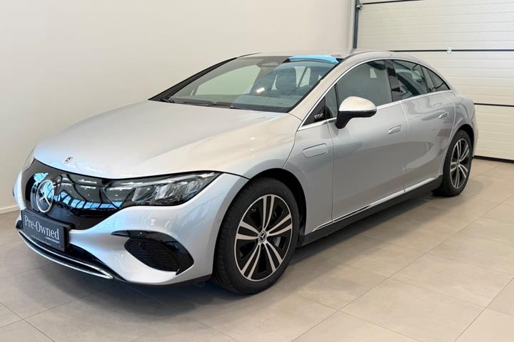 Sølv Mercedes EQE300 fra 2025 set udefra