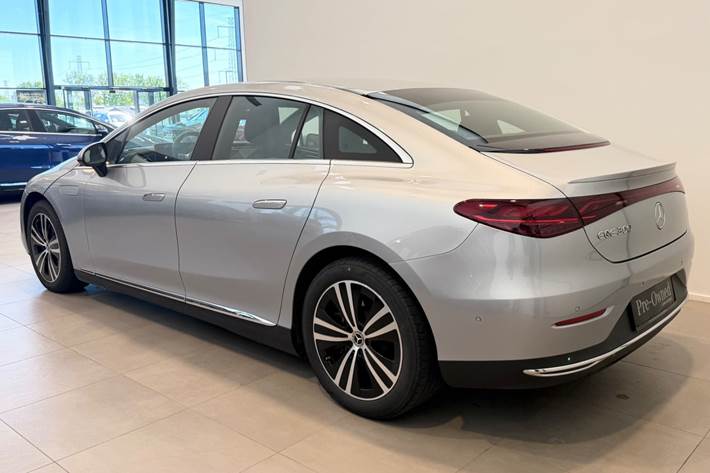 Sølv Mercedes EQE300 fra 2025