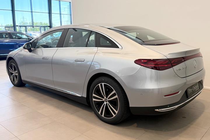 Sølv Mercedes EQE300 fra 2025