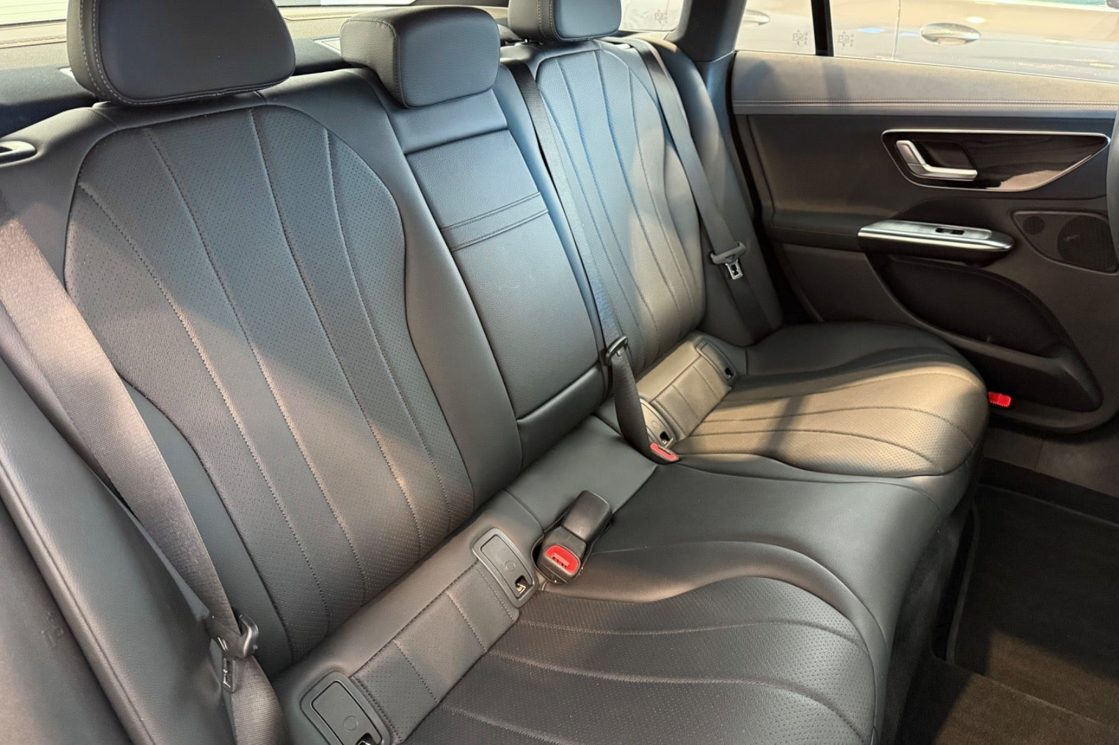 Sølv Mercedes EQE300 fra 2025