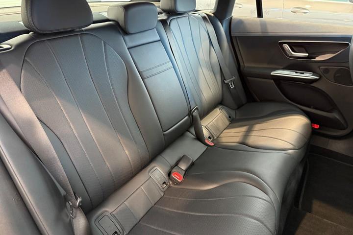 Sølv Mercedes EQE300 fra 2025