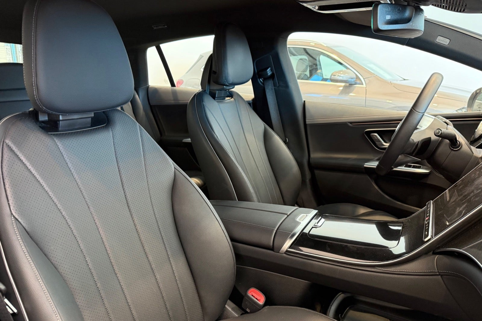 Sølv Mercedes EQE300 fra 2025