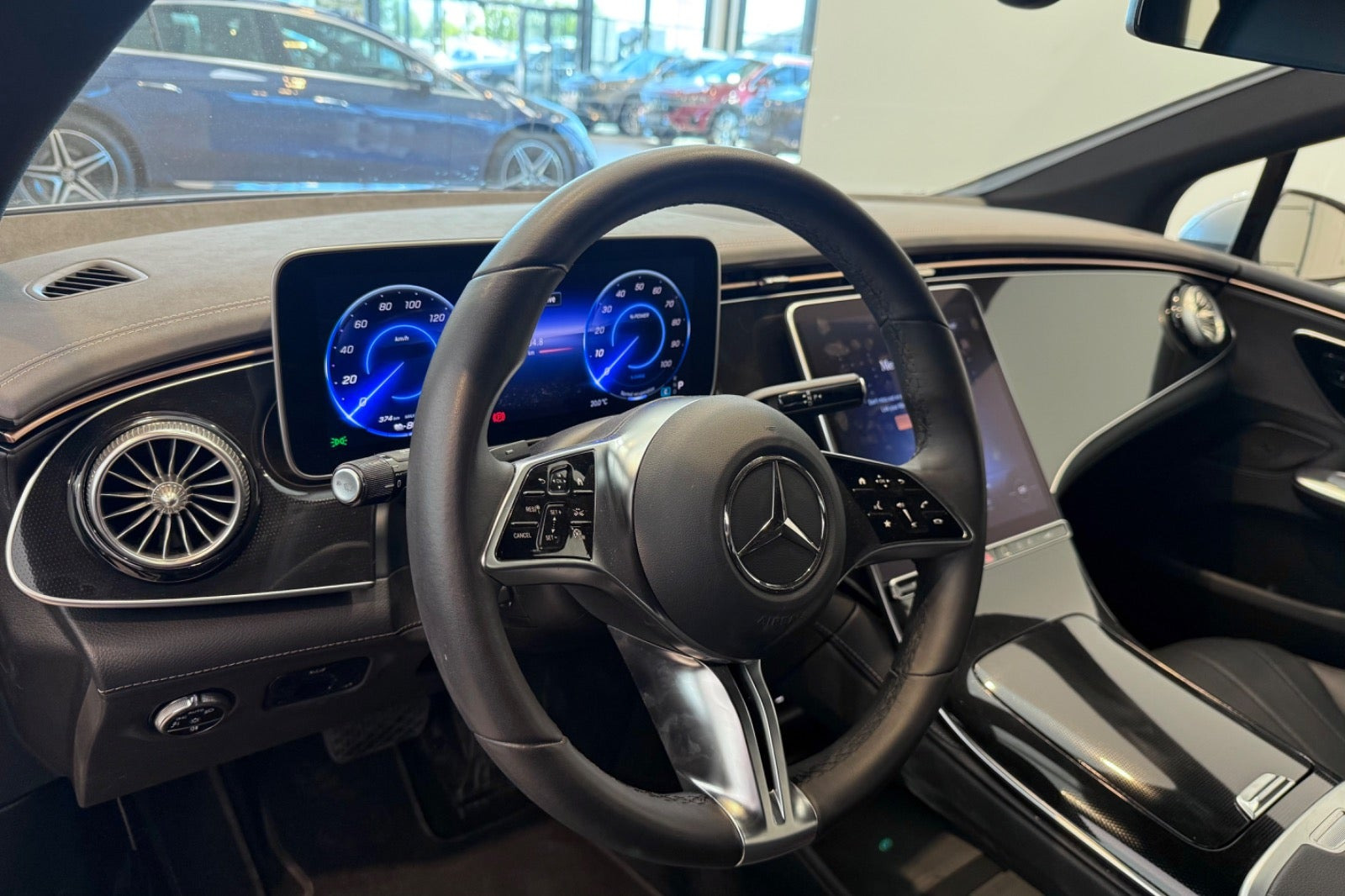 Sølv Mercedes EQE300 fra 2025