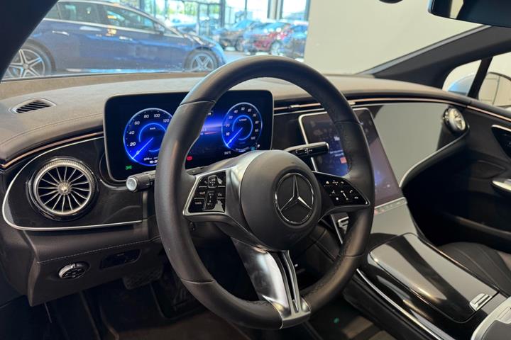 Sølv Mercedes EQE300 fra 2025