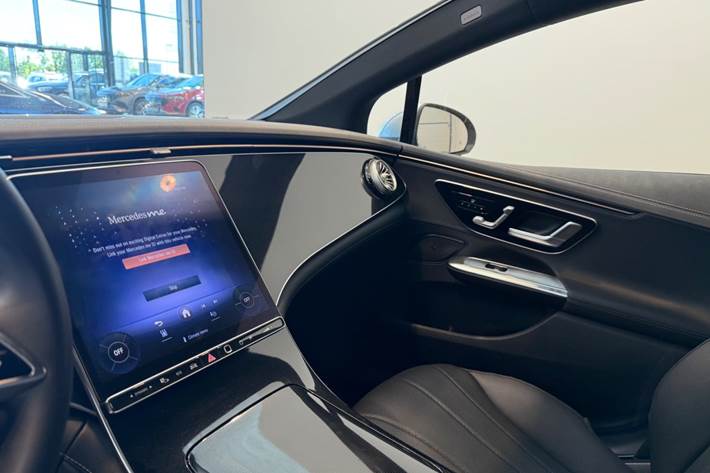 Sølv Mercedes EQE300 fra 2025