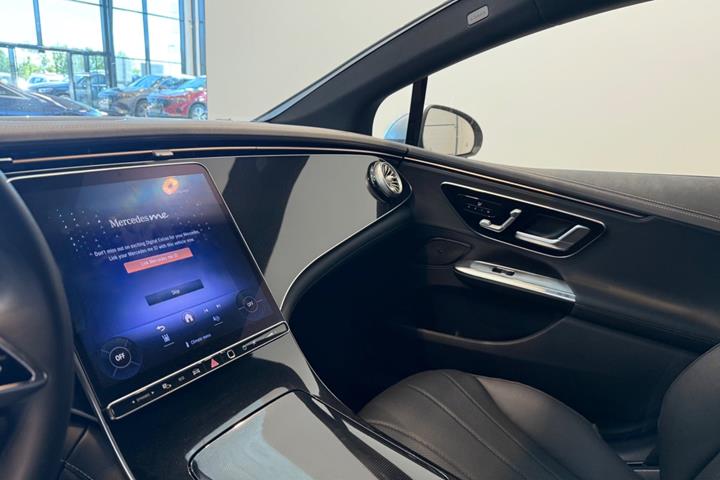 Sølv Mercedes EQE300 fra 2025