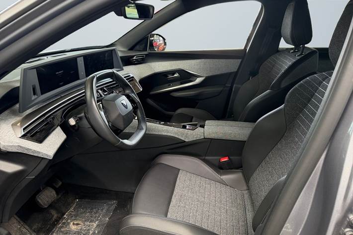 Grå Peugeot e-5008 fra 2025