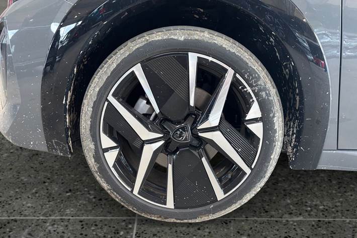 Grå Peugeot e-208 fra 2025