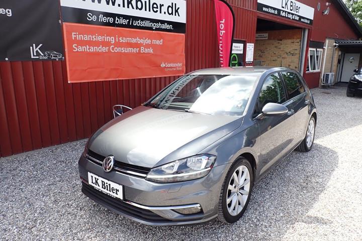 Grå VW Golf VII fra 2019 set udefra