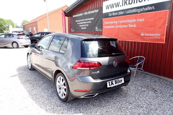 Grå VW Golf VII fra 2019