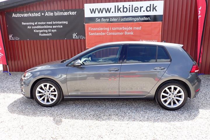 Grå VW Golf VII fra 2019