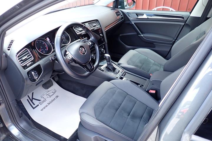 Grå VW Golf VII fra 2019