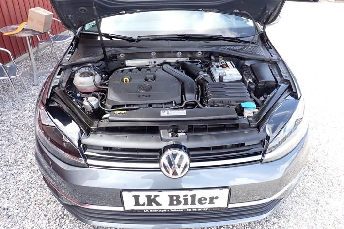 Grå VW Golf VII fra 2019