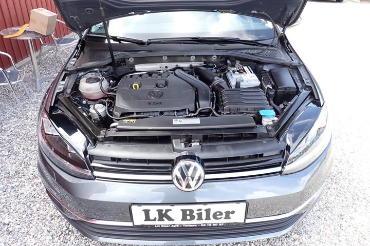 Grå VW Golf VII fra 2019