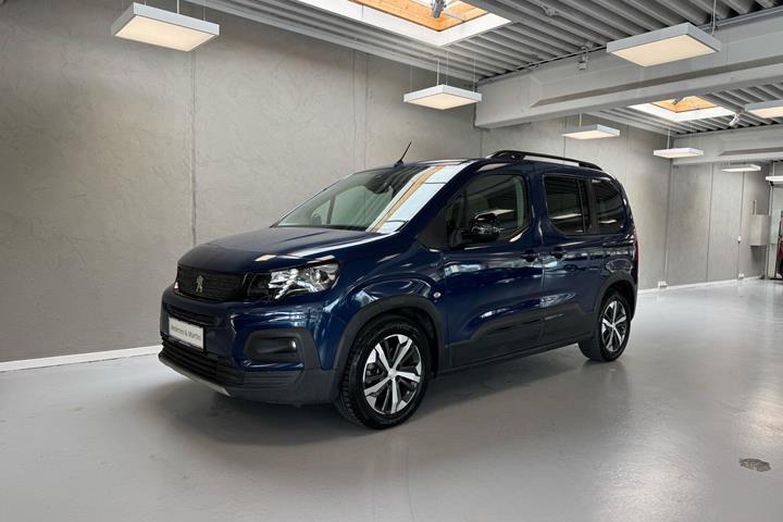 Blå Peugeot e-Rifter fra 2023 set udefra