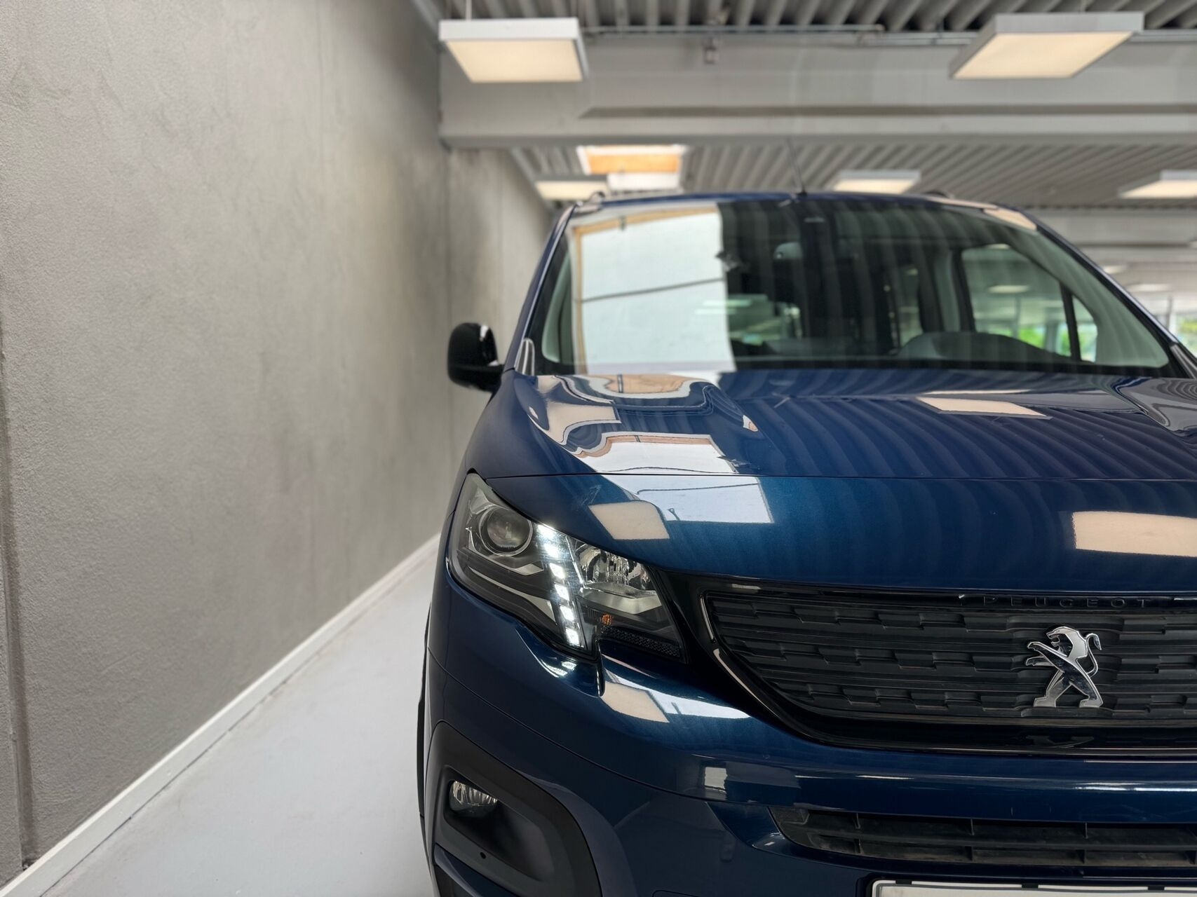 Blå Peugeot e-Rifter fra 2023 set udefra