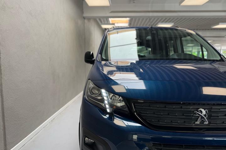 Blå Peugeot e-Rifter fra 2023 set udefra