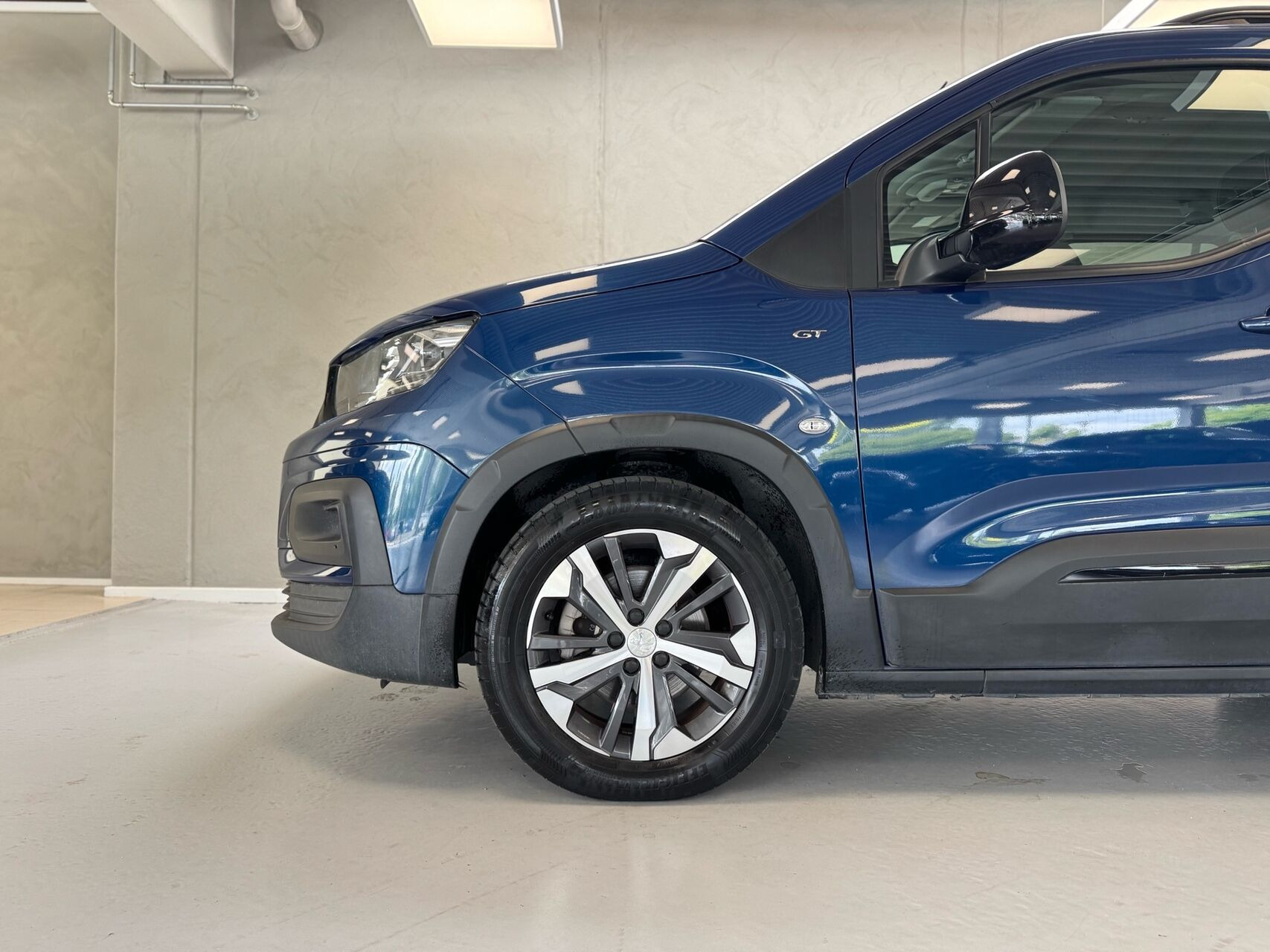 Blå Peugeot e-Rifter fra 2023 set udefra