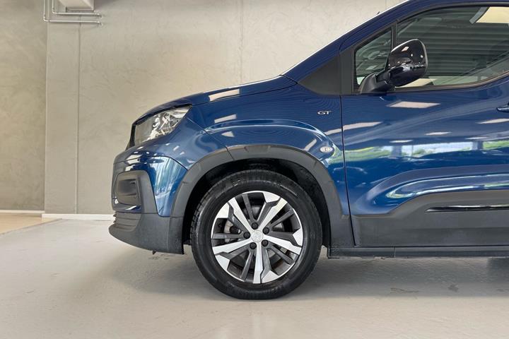 Blå Peugeot e-Rifter fra 2023 set udefra