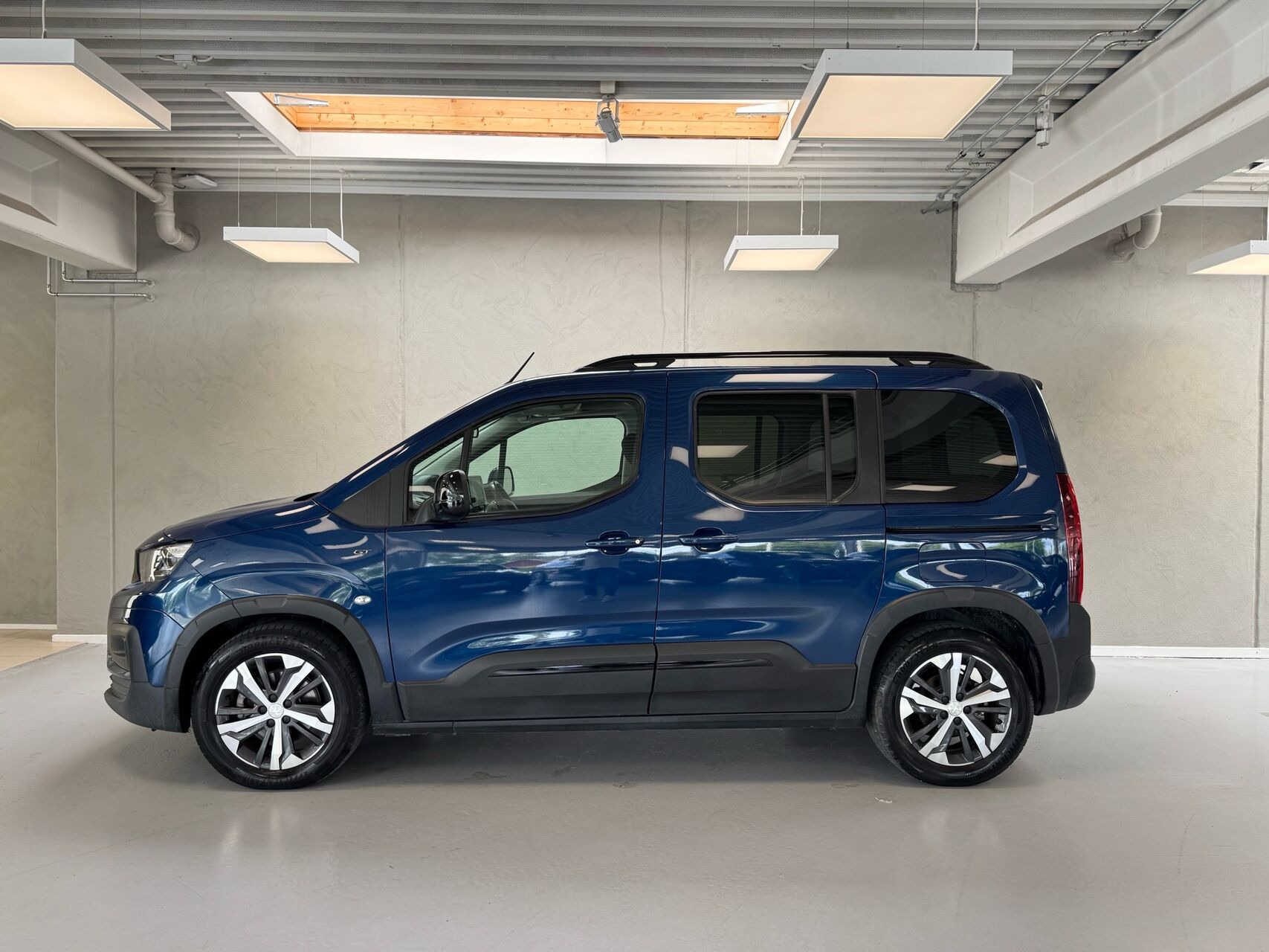 Blå Peugeot e-Rifter fra 2023 set udefra