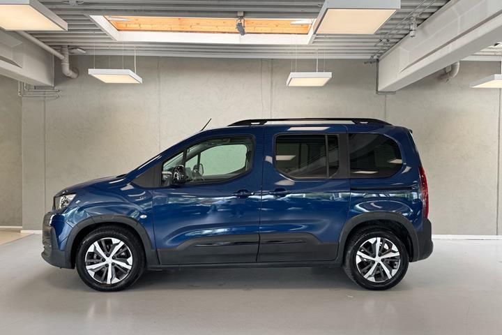 Blå Peugeot e-Rifter fra 2023 set udefra