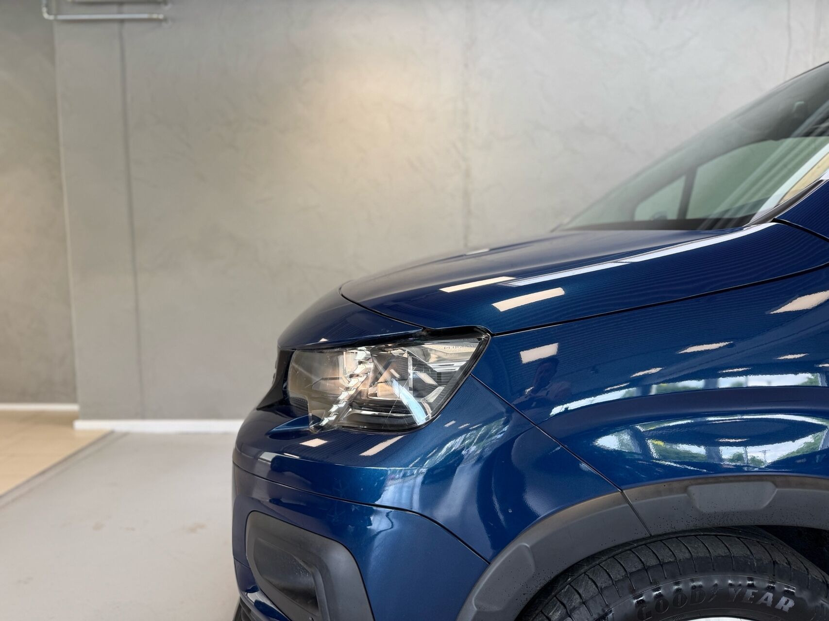 Blå Peugeot e-Rifter fra 2023