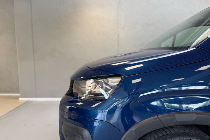 Blå Peugeot e-Rifter fra 2023