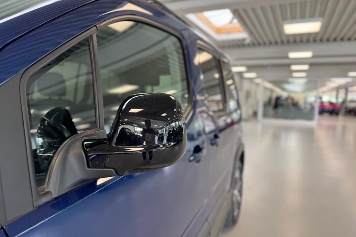 Blå Peugeot e-Rifter fra 2023