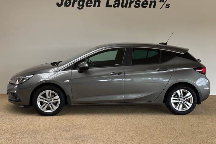 Sort Opel Astra fra 2017