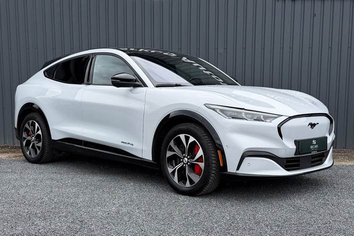 Hvid Ford Mustang Mach-E fra 2023