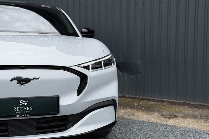 Hvid Ford Mustang Mach-E fra 2023