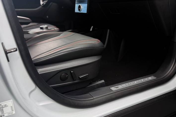 Hvid Ford Mustang Mach-E fra 2023