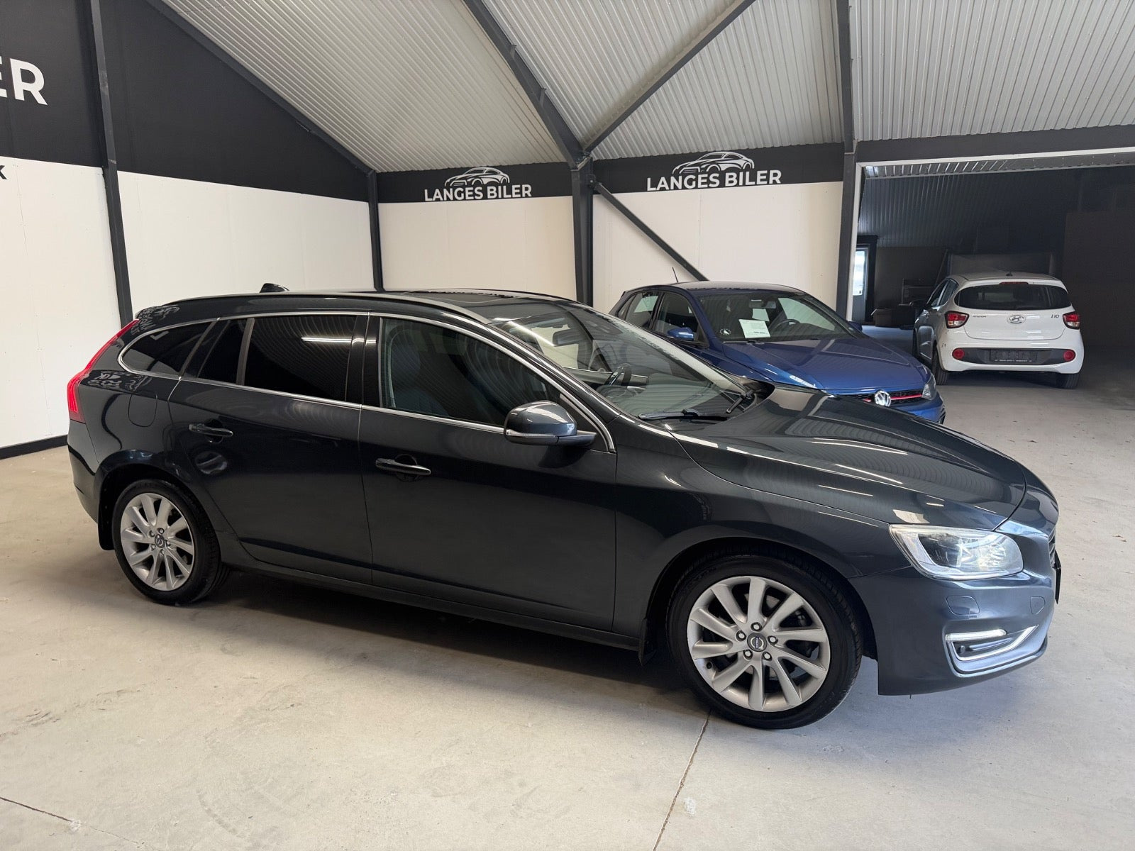 Grå Volvo V60 fra 2015