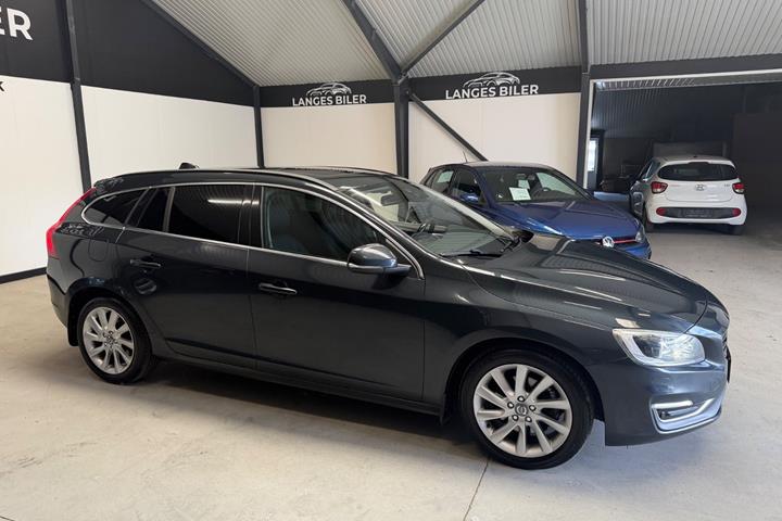 Grå Volvo V60 fra 2015