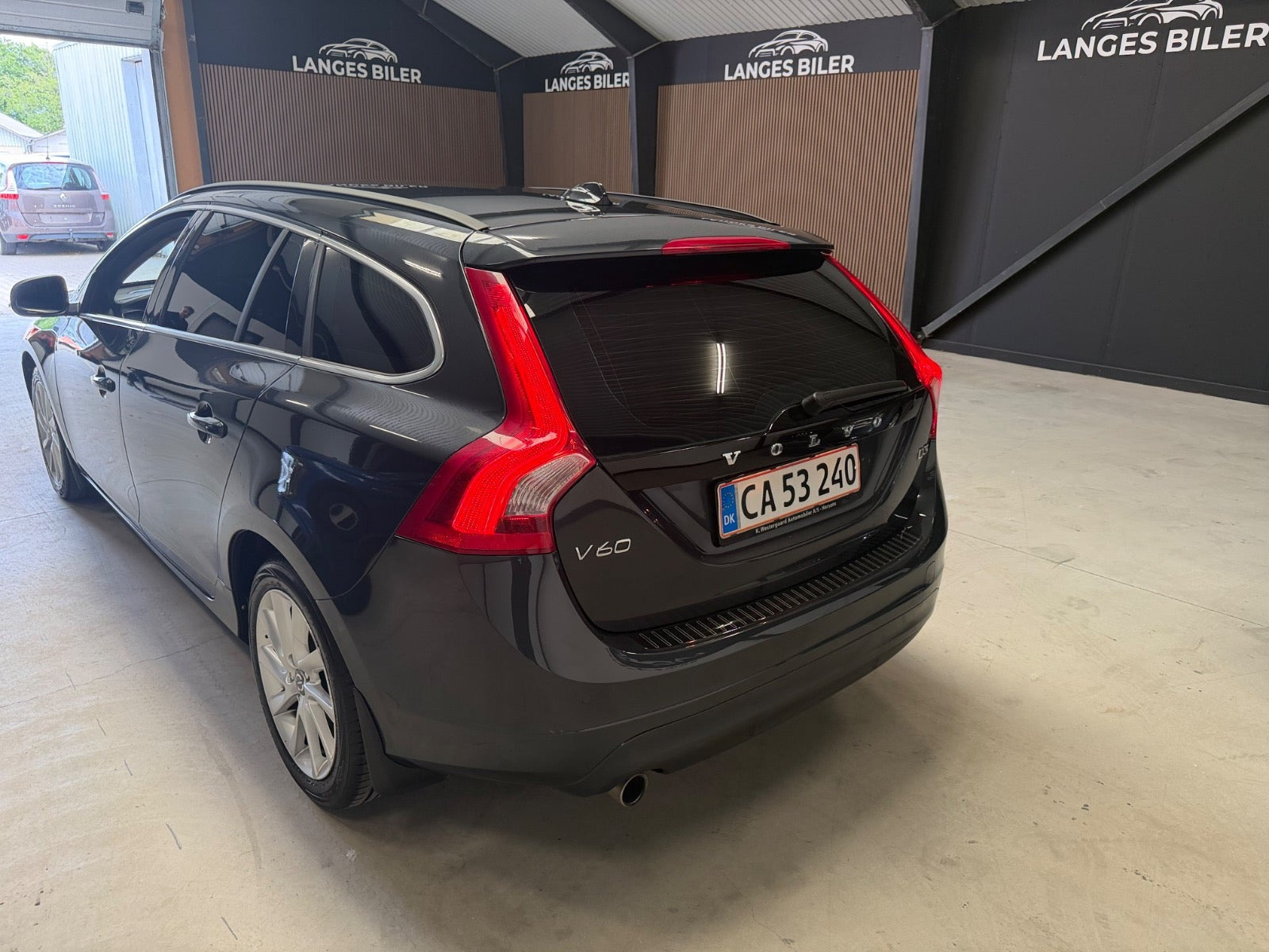 Grå Volvo V60 fra 2015